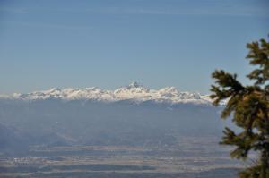 Vista generica sulle montagne o vista sulle montagne dall'interno del bed & breakfast