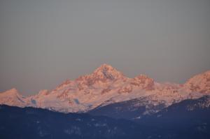 Vista generica sulle montagne o vista sulle montagne dall'interno del bed & breakfast