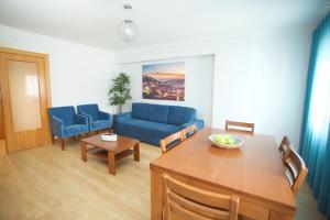 - un salon avec un canapé bleu et une table dans l'établissement Meriteluna Mountain - Lisboa, Sintra e Cascais, à Agualva