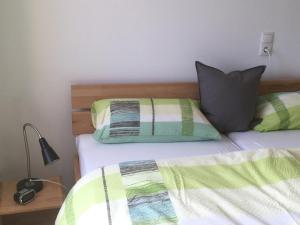 1 dormitorio con 1 cama con 2 almohadas en Ferienwohnung Walkershofen, en Simmershofen