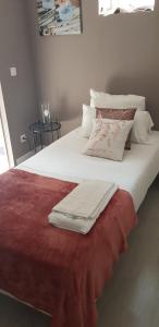 Postel nebo postele na pokoji v ubytování Hôtel Le Saint Patrice