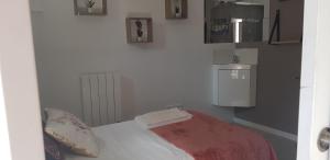 Postel nebo postele na pokoji v ubytování Hôtel Le Saint Patrice