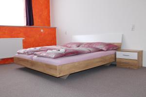 Postel nebo postele na pokoji v ubytování Gasthof-Cafe-Risano