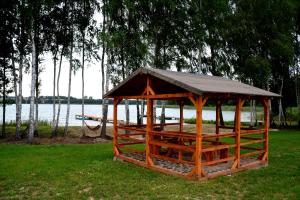 リズバルクにあるSiedlik Agroturystyka - spokojne miejsce dla Ciebie i Twojej rodzinyの木造の櫓