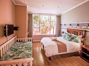 sypialnia z łóżkiem i dużym oknem w obiekcie The Russel Guest House w mieście Port Elizabeth