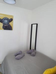 Bett in einem Zimmer mit einem Bild einer Kuh in der Unterkunft Broadway Belfast in Belfast