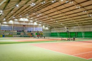 Tenis alebo squash v ubytovaní Penzion Na Kurtech alebo jeho okolí