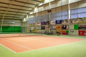 Tenis alebo squash v ubytovaní Penzion Na Kurtech alebo jeho okolí