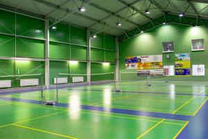 Tenis alebo squash v ubytovaní Penzion Na Kurtech alebo jeho okolí
