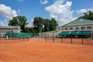 Tenis alebo squash v ubytovaní Penzion Na Kurtech alebo jeho okolí