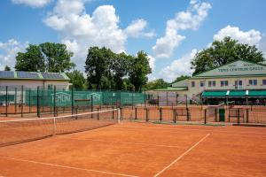 Tenis alebo squash v ubytovaní Penzion Na Kurtech alebo jeho okolí