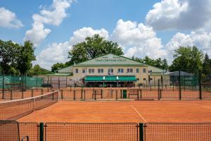 Tenis alebo squash v ubytovaní Penzion Na Kurtech alebo jeho okolí