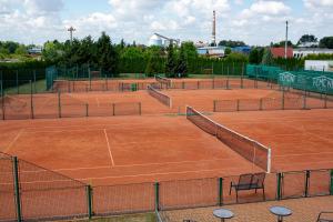 Tenis alebo squash v ubytovaní Penzion Na Kurtech alebo jeho okolí