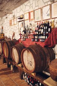 Un montón de botellas de vino están alineadas en una habitación en Studio and winery Kalimut, en Virpazar