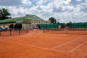 Tenis alebo squash v ubytovaní Penzion Na Kurtech alebo jeho okolí