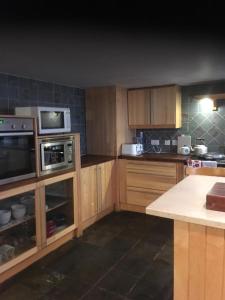 kuchnia z drewnianymi szafkami i blatem w obiekcie Springwells w mieście Dunkeld