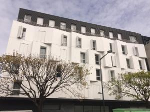 メゾン・アルフォールにあるTwenty Business Flats Maisons Alfort Les Juilliottesの目の前に木々が植えられた白い大きな建物