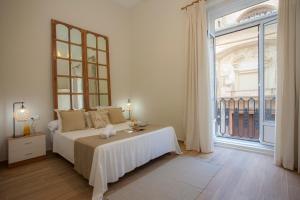 een slaapkamer met een bed en een groot raam bij SingularStays Seu Catedral in Valencia