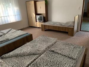 Posteľ alebo postele v izbe v ubytovaní Viktor Apartmanház