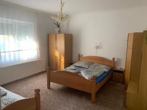 Posteľ alebo postele v izbe v ubytovaní Viktor Apartmanház + 6 fotografií