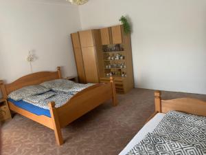 Posteľ alebo postele v izbe v ubytovaní Viktor Apartmanház