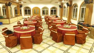 Casita inn,Yercaud في يركواد: غرفة مليئة بالطاولات والكراسي