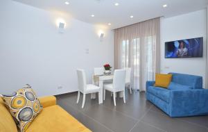 uma sala de estar com um sofá azul e uma mesa em Costa d'Amalfi Apartments em Minori