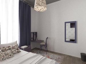 モスクワにあるHotel Barista Bed&Breakfastのベッドルーム1室(ベッド1台、椅子、シャンデリア付)