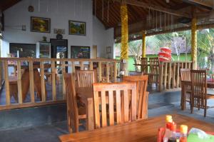 Majoituspaikan Nyuh Gading Bungalow Nusa Penida ravintola tai vastaava paikka