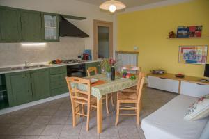 Majoituspaikan New Casa Arcobaleno apartments-Room holiday home keittiö tai keittotila