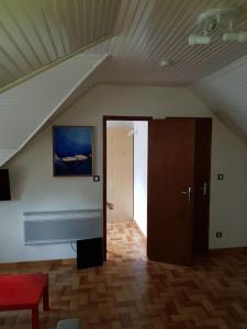 TV a/nebo společenská místnost v ubytování Joli petit appartement au calme