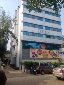 un bâtiment avec un panneau sur son côté dans l'établissement Hotel Samraj, à Mumbai