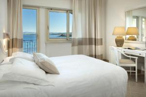 Postel nebo postele na pokoji v ubytování Gabbiano Azzurro Hotel & Suites