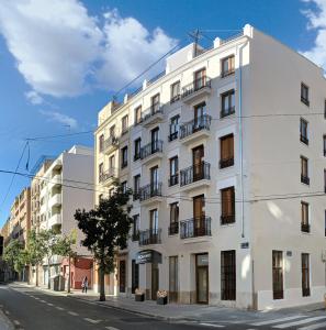 un edificio blanco al lado de una calle en Original Domino House, en Valencia