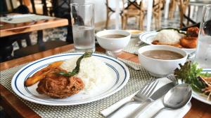 Makanan di atau berdekatan hotel