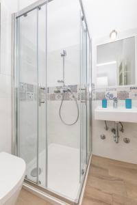 Un baño con ducha, inodoro y lavabo. en Modern Apartments near park Zrinjevac, en Zagreb 18 fotos más