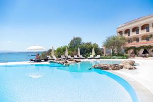 Bazén v ubytování Gabbiano Azzurro Hotel & Suites nebo v jeho okolí