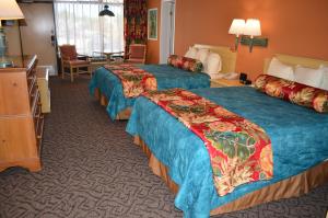 um quarto de hotel com três camas num quarto em Sun Viking Lodge - Daytona Beach em Daytona Beach