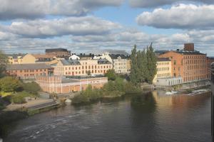 Výhled na řeku, která protéká v blízkosti hostelu