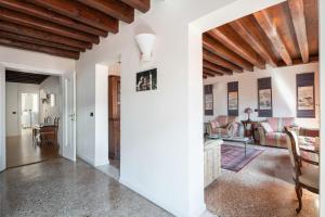 a living room with white walls and a wooden ceiling at Ca' Coriandolo in Venice