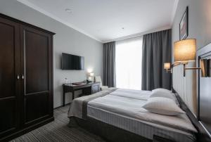 Postel nebo postele na pokoji v ubytování Optima Collection Park Hotel Ivano-Frankivsk + 37 fotografií