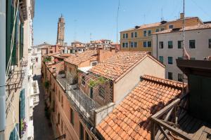 an overhead view of a city with buildings and roofs at Ca' Coriandolo in Venice