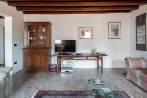 a living room with a tv and a table at Ca' Coriandolo in Venice