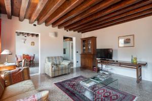 a living room with a couch and a television at Ca' Coriandolo in Venice