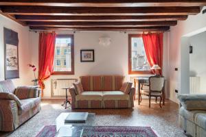 a living room with a couch and a table at Ca' Coriandolo in Venice