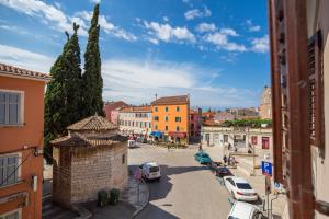 una vista di una strada cittadina con auto ed edifici di Studio apartment Lux a Rovigno (Rovinj)