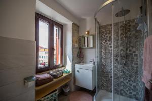 un bagno con doccia e WC di Studio apartment Lux a Rovigno (Rovinj)