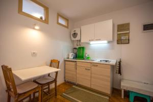 una piccola cucina con un lavello e un tavolo di Studio apartment Lux a Rovigno (Rovinj)