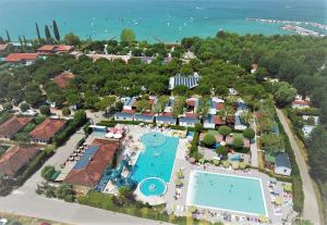 uma vista aérea de um resort com uma piscina em Le Palme Camping & Village em Lazise