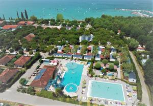 een luchtzicht op een resort met een zwembad bij Le Palme Camping & Village in Lazise